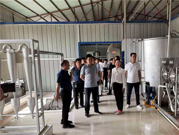 觀摩團(tuán)參觀固德威機(jī)械生產(chǎn)車間