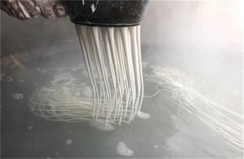 漏瓢式紅薯粉條機(jī)的特點(diǎn)與功能有哪些？小型紅薯粉條機(jī)有哪些？