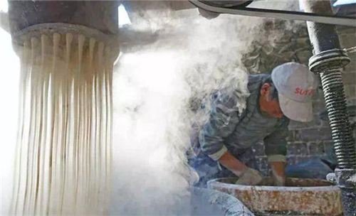 漏瓢式紅薯粉條機(jī)的特點(diǎn)與功能有哪些？小型紅薯粉條機(jī)有哪些？