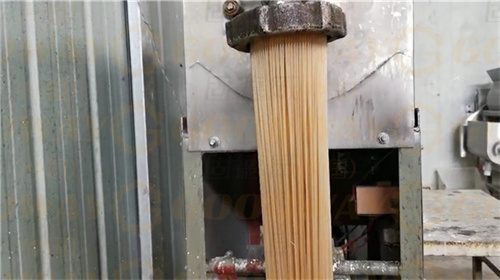  紅薯粉條機(jī)多少錢一臺？哪種工藝的粉條加工設(shè)備更適合大眾使用？