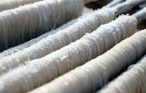 仿手工紅薯粉條機(jī)生產(chǎn)線是怎樣加工粉條的？漏瓢環(huán)節(jié)有哪些講究？