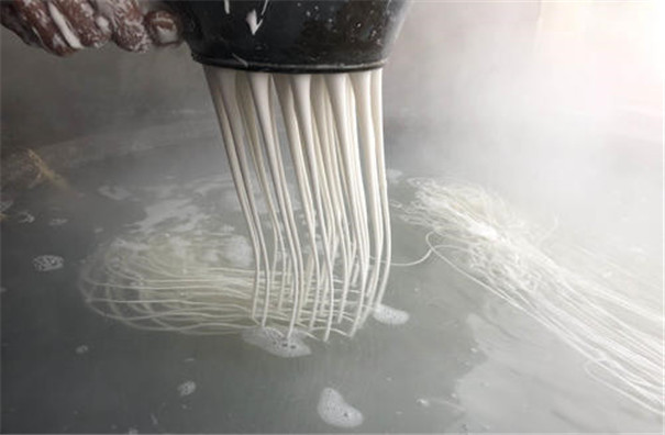 仿手工紅薯粉條機(jī)生產(chǎn)線是怎樣加工粉條的？漏瓢環(huán)節(jié)有哪些講究？