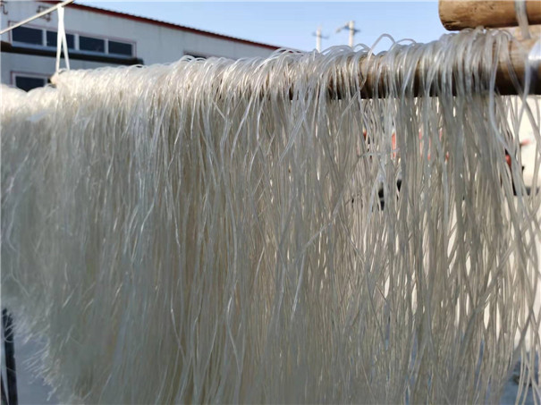 仿手工紅薯粉條機(jī)生產(chǎn)線是怎樣加工粉條的？漏瓢環(huán)節(jié)有哪些講究？